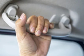 Công dụng ít người biết của tay nắm trên trần ô tô