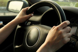 Cách cầm vô lăng để lái xe an toàn và dễ thao tác