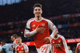 Arsenal hơn Man City 5 điểm