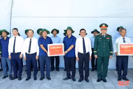 Thường trực Ban Bí thư Trần Cẩm Tú tặng quà động viên Đội Quy tập hài cốt liệt sỹ tỉnh Hà Tĩnh