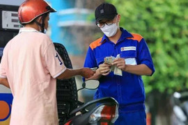 Giá xăng giảm về sát 19.500 đồng