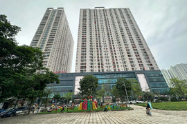 Người dân bất ngờ nhặt được cục tiền từ trên cao xuống