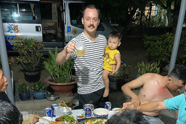 Người nước ngoài sốc với văn hóa nhậu ở Việt Nam