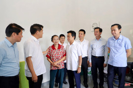 Phó Bí thư Thường trực Tỉnh ủy mong ngôi nhà mới sẽ giúp các hộ ổn định và vươn lên 