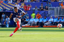 Mbappe đuổi kịp Messi trong ngày Pháp vào vòng 16 đội