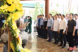 Bộ trưởng Bộ Y tế Đào Hồng Lan tri ân các anh hùng liệt sĩ tại Ngã ba Đồng Lộc