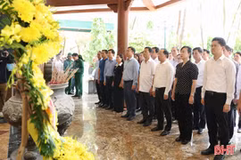 Bộ trưởng Bộ Y tế Đào Hồng Lan tri ân các anh hùng liệt sĩ tại Ngã ba Đồng Lộc