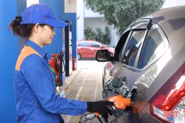 Giá xăng E10 giảm về 20.000 đồng một lít