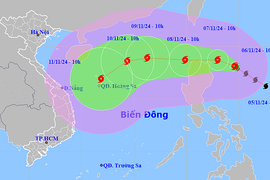 Bão mạnh cấp 13 gần Biển Đông