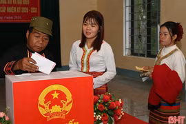 Đồng bào dân tộc Chứt ở bản Rào Tre náo nức tham gia ngày hội bầu cử