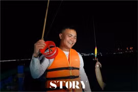 Theo ánh mực giữa trùng khơi