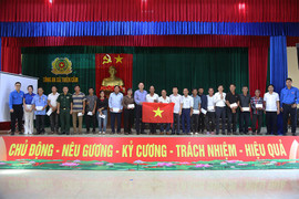 Quỹ Nhân đạo Nghề cá Việt Nam tặng quà ngư dân xã Thiên Cầm