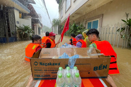 "Cứu trợ" đoàn cứu trợ