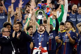 Kvaratskhelia hay nhất mùa giải Champions League 2025-2026