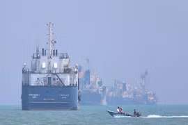 Mỹ tiếp tục không kích Iran