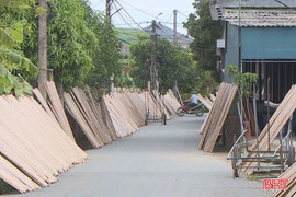 Mất an toàn từ việc phơi bánh đa nem ở bên đường
