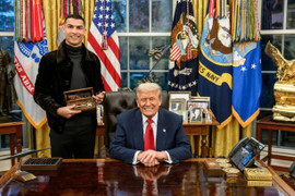 Món quà đặc biệt Tổng thống Trump tặng Ronaldo