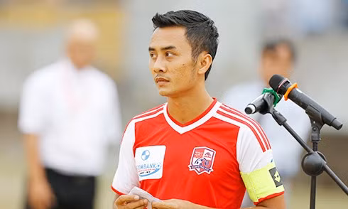 Phạm Hữu Phát thay mặt cho các cầu thủ tham dự V-League 2014 đọc tuyên thệ trước quan chức và người hâm mộ "thi đấu trung thực, cao thượng, tôn trọng điều lệ giải" trong buổi khai mạc V-League diễn ra trên sân Đồng Nai. Ảnh: Đức Đồng. Phạm Hữu Phát thay mặt cho các cầu thủ tham dự V-League 2014 đọc tuyên thệ trước quan chức và người hâm mộ "thi đấu trung thực, cao thượng, tôn trọng điều lệ giải" trong buổi khai mạc V-League diễn ra trên sân Đồng Nai. Ảnh: Đức Đồng.
