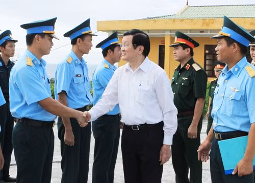 Chủ tịch nước Trương Tấn Sang với cán bộ, chiến sĩ Trạm ra đa 27 (Quân chủng Phòng không - Không quân) đang làm nhiệm vụ trên đảo Bạch Long Vỹ. Ảnh: Nguyễn Khang-TTXVN