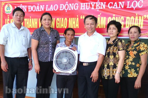 LĐLĐ huyện Can Lộc trao quà và khánh thành nhà cho cô giáo Nguyễn Thị Nga