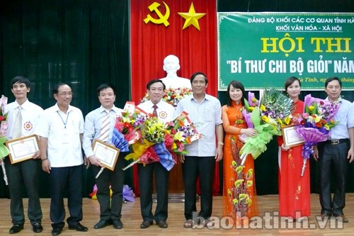 Bí thư Tỉnh ủy Nguyễn Thanh Bình và BTC hội thi trao thưởng cho các thí sinh đạt giải.