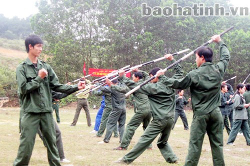 Dân quân Hương Khê huấn luyện võ thuật.