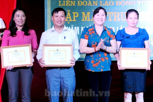 Trưởng ban Dân vận Tỉnh ủy Trần Thị Kim Hoa trao giải thưởng cho các tập thể và cá nhân đạt giải trong Cuộc thi tìm hiểu “Công đoàn Việt Nam – 85 năm xây dựng, phát triển và truyền thống Công đoàn Hà Tĩnh”.