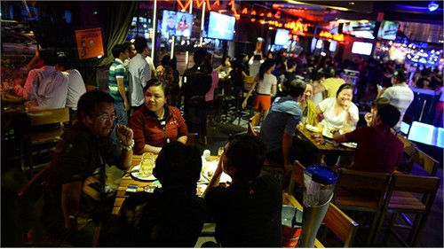 Người dân uống bia tại một quán bar trên đường Trường Sơn, Q.Tân Bình, TP.HCM - Ảnh: Thuận Thắng