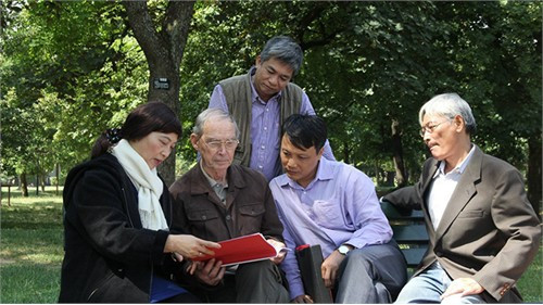 Đạo diễn Đào Thanh Tùng (bìa phải) và đoàn làm phim Chiến tranh Đông Dương ở Lyon, Pháp - Ảnh: Quang Tuấn