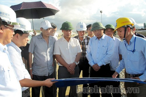 Đoàn giám sát nghe thuyết trình về Dự án khu liên hợp gang thép Formosa