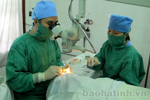 Phẫu thuật thay thủy tinh nhân tạo cho bệnh nhân nghèo tại Trung tâm Mắt