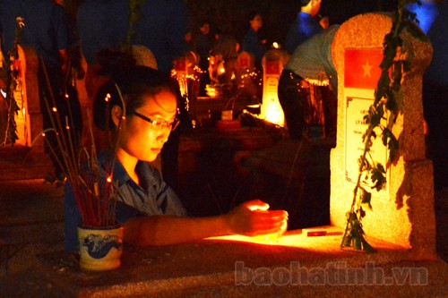 Thắp nến tri ân các anh hùng liệt sỹ tại Nghĩa trang liệt sỹ núi Nài (TP. Hà Tĩnh) Thắp nến tri ân các anh hùng liệt sỹ tại Nghĩa trang liệt sỹ núi Nài (TP. Hà Tĩnh)