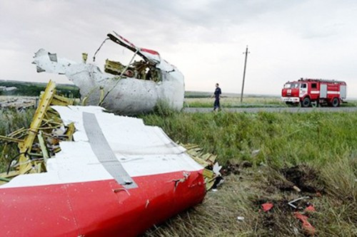 Một mảnh vỡ của máy bay MH17 (Ảnh AP)