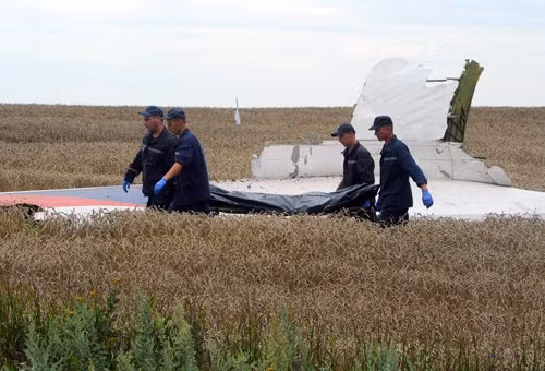 Lực lượng cứu hộ Ukraine tìm kiếm thi thể các nạn nhân, tại Grabove, Donetsk ngày 19/7. Ảnh: AFP/TTXVN
