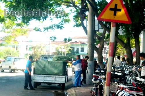 Biển báo cắm trên đường Võ Liêm Sơn (cũng tại ngã tư giao nhau với đường Phan Đình Phùng) lại là biển cảnh báo giao nhau của các tuyến đường đồng cấp.