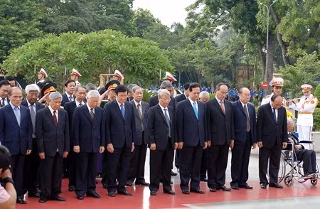Các đồng chí lãnh đạo Đảng, Nhà nước tưởng niệm các anh hùng, liệt sĩ. Ảnh: VGP/Nhật Bắc