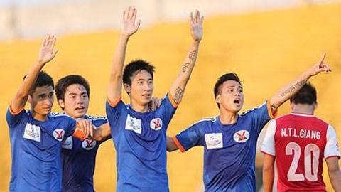 Các cầu thủ Đồng Nai (áo đỏ) có dấu hiệu bán độ trong trận đấu với Than Quảng Ninh