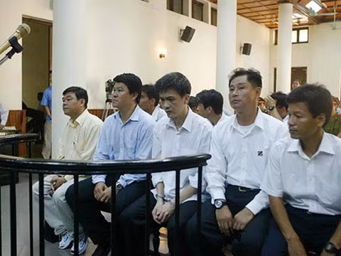 Lương Trung Việt (ngồi giữa) phải nhận án 7 năm tù