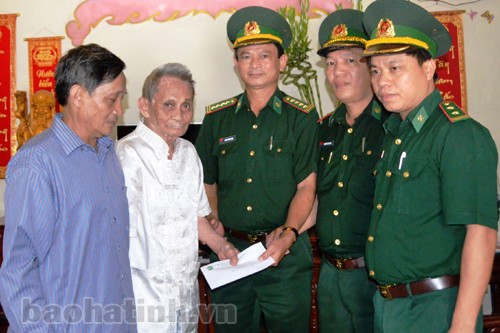 Đoàn thăm hỏi, động viên cụ Nguyễn Nam Ngọc (97 tuổi, trú tại tại xã Sơn Kim 1) thương binh trong kháng chiến chống Pháp.