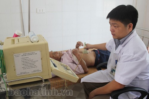 Bác sỹ BVĐK Hà Tĩnh kiểm tra sức khỏe cho đối tượng chính sách trên địa bàn Thạch Hà