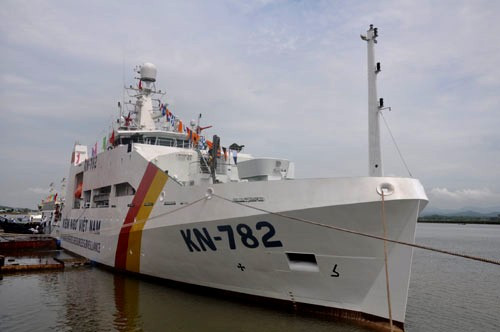 Tàu kiểm ngư KN 782 sẽ được bàn giao ngày 30.7 tới đây. Chủ tịch nước Trương Tấn Sang kiểm tra tiến độ đóng tàu kiểm ngư KN 782 - Ảnh: Thúy Hằng