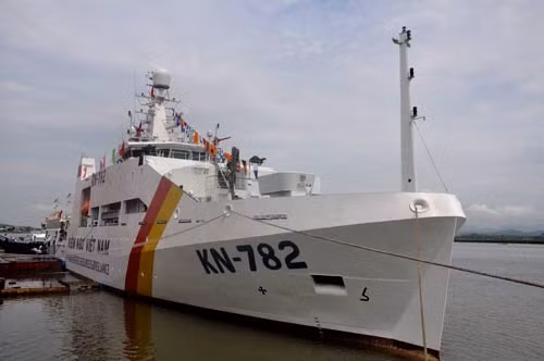 Tàu kiểm ngư KN 782 sẽ được bàn giao ngày 30.7 tới đây. Chủ tịch nước Trương Tấn Sang kiểm tra tiến độ đóng tàu kiểm ngư KN 782 - Ảnh: Thúy Hằng