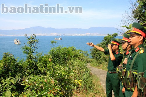 Chiến sỹ đảo Sơn Dương ngoài nhiệm vụ tuần tra, bảo vệ vùng biển Tổ quốc, còn là điểm tựa vững chắc cho ngư dân ra khơi bám biển. Chiến sỹ đảo Sơn Dương ngoài nhiệm vụ tuần tra, bảo vệ vùng biển Tổ quốc, còn là điểm tựa vững chắc cho ngư dân ra khơi bám biển.