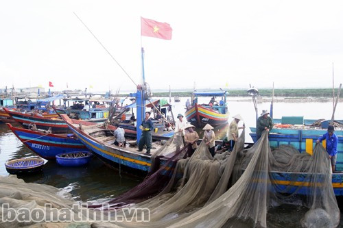 Đoàn thuyền đánh cá chuẩn bị ra khơi.