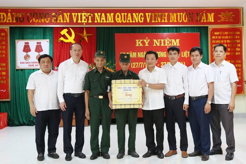 Phó Chủ tịch HĐND tỉnh Trần Văn Kỳ tặng quà cho Khu điều dưỡng thương binh tâm thần kinh Nghệ An.