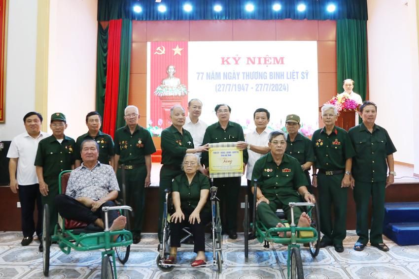 Phó Chủ tịch HĐND tỉnh Trần Văn Kỳ tặng quà tại Trung tâm Điều dưỡng thương binh Nghệ An.