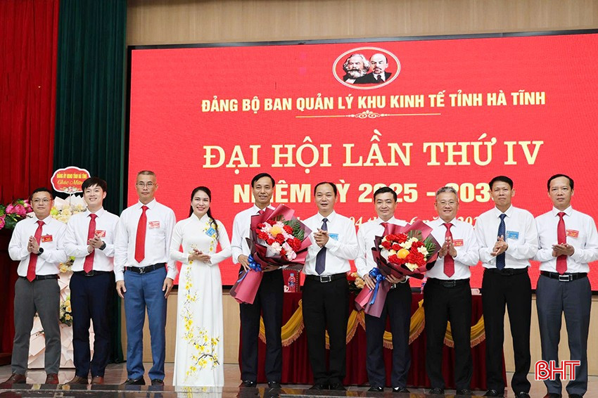 Lãnh đạo Đảng ủy UBND tỉnh tặng hoa chúc mừng Ban Chấp hành nhiệm kỳ 2025 – 2030. bqbht_br_7e78f6193102855cdc13.jpg