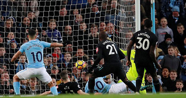 david silva pha be tac mang ve chien thang thu 13 lien tiep cho man city