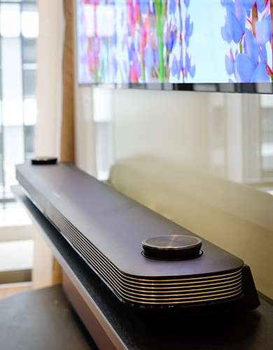 Bộ loa thanh kiêm nhiệm vụ điều khiển, tích hợp các cổng kết nối, ăng-ten thông thường của TV. oled w7 tv 4k dan tuong mong nhu kinh