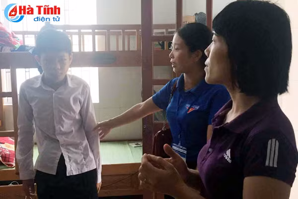 bo mat me tam than 2 anh em lat lay cung ba ngoai hon 80 tuoi